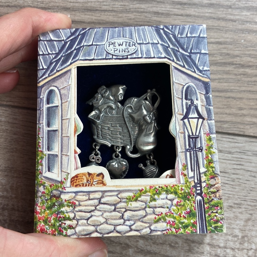 Vintage Pewter Cats Brooch Pin w/ Charms in box - Picture 3 of 7
